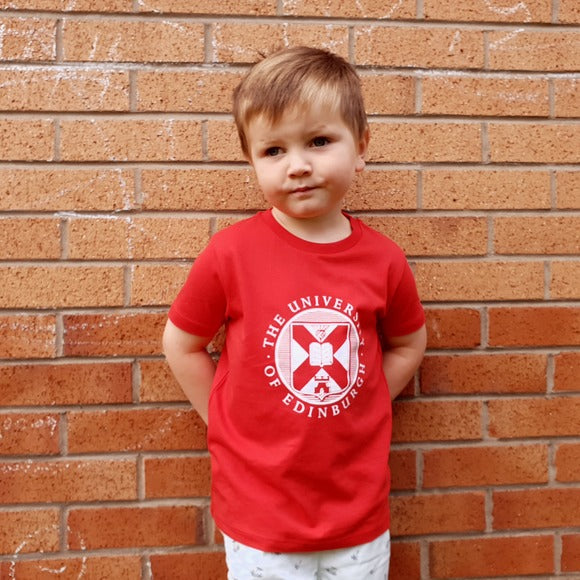 Model wearing red t-shirt size 5 to 6
