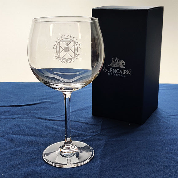 Crystal gin goblet with University crest etching. Displayed next to a Glencairn presentation box.