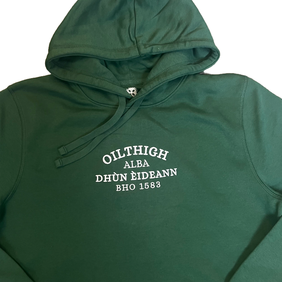 Green Hoodie with Oilthigh Dhùn Èideann, Alba, Bho 1583, embroidered in white